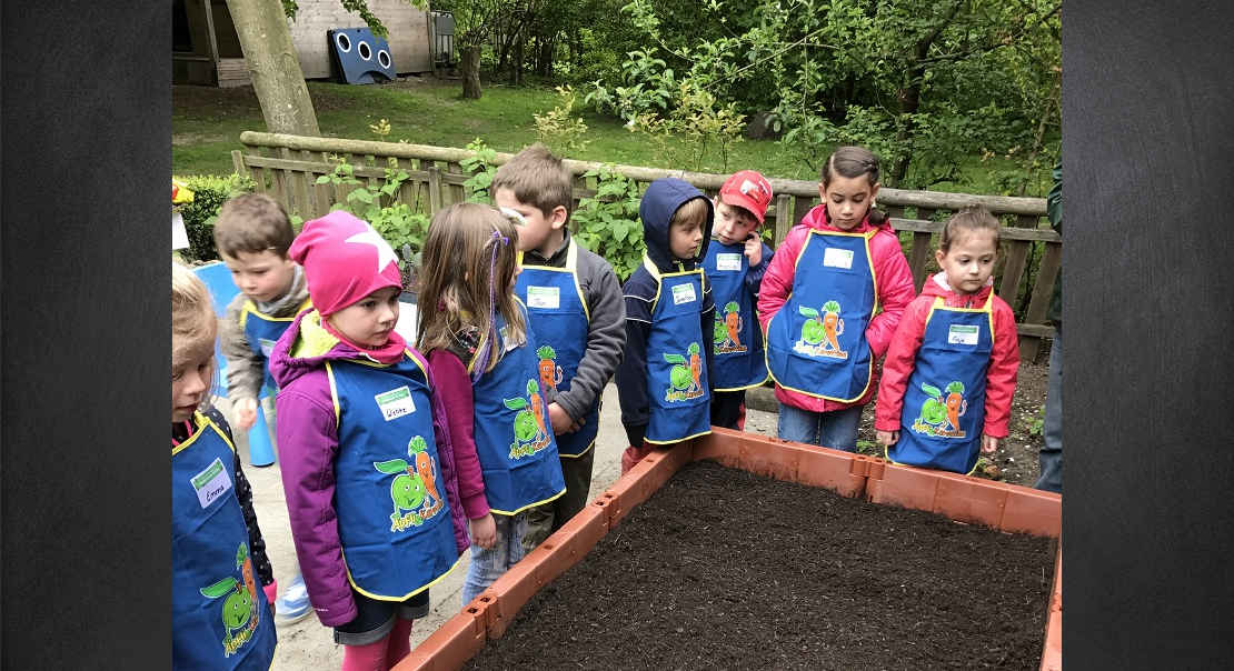 Kleine Gärtner bei der Kindergarten Hochbeet-Aktion von EDEKA Zierles aus Oer-Erkenschwick 2017