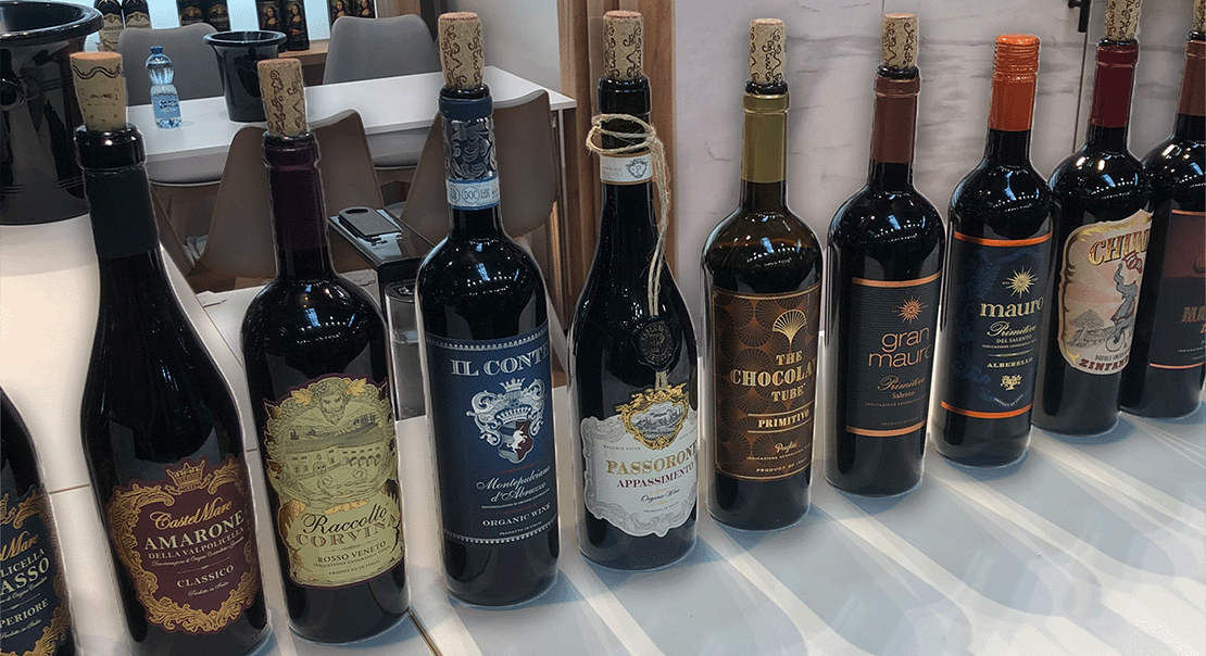 Zehn verschiedene Weine nebeneinander aufgestellt auf der ProWein 2023