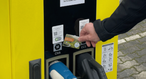 Der Bezahlvorgang an den neuen E-Ladesäulen bei EDEKA Zierles mit einer Fahrstromkarte